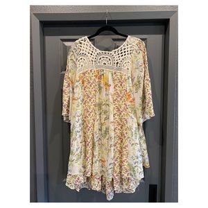 ✨Free People patchwork mini dress✨
Like New! Gorgeous and Flowy